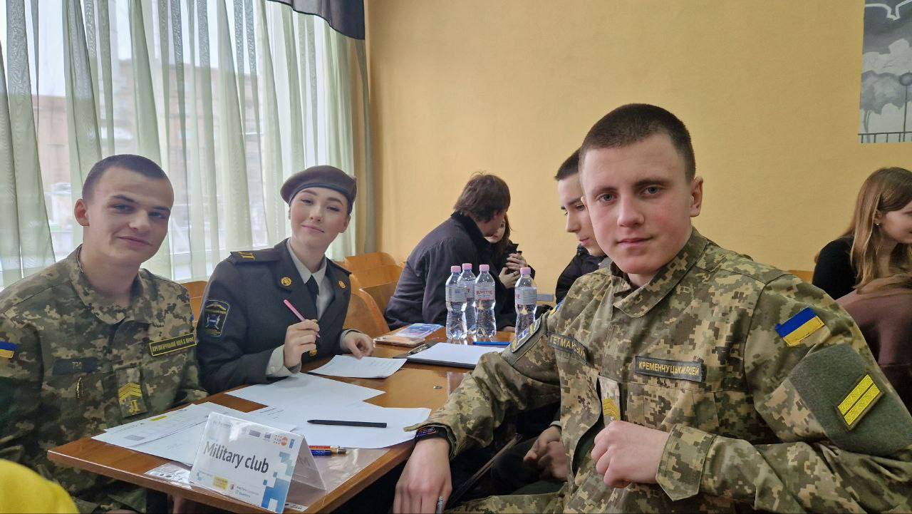 Учні Кременчуцького ліцею з посиленою військово-фізичною підготовкою взяли участь в інтелектуальній вікторині, а також вшанували пам'ять захисників Донецького аеропорту
